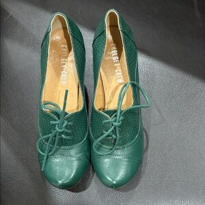 Chelsea Crew Green Lace-Up Heels